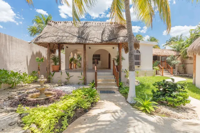 Fachada con palapa y jardín de Hamaka Beach House en Chicxulub, Yucatán