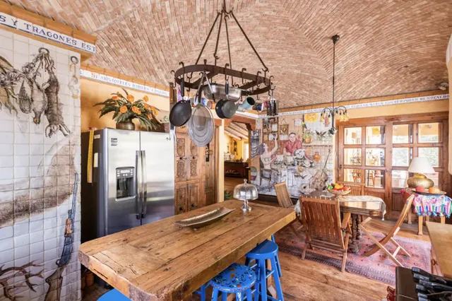 Cocina con bóveda de ladrillo y azulejos pintados en Casa Patagalana