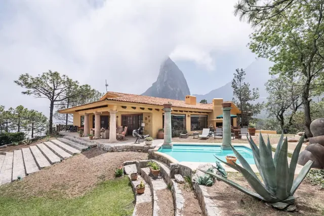 Casa Patagalana con alberca y montaña al fondo en Monterrey, Nuevo León