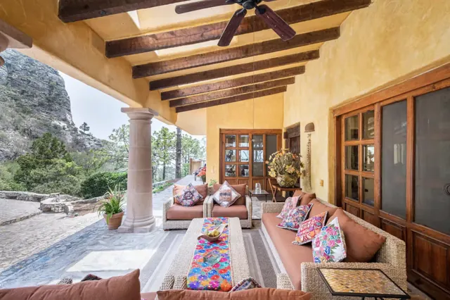 Terraza techada con sala exterior y vista a la montaña en Casa Patagalana